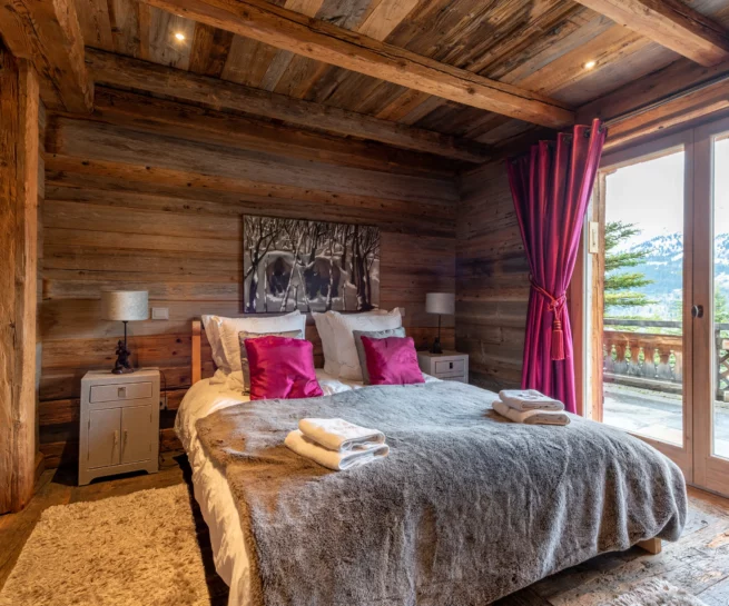 photo chambre avec balcon chalet luxueux Meribel